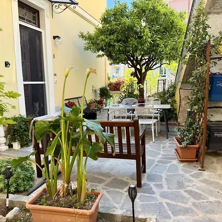 Host4u - Honey's With Balcony And Garden In Center Imperia