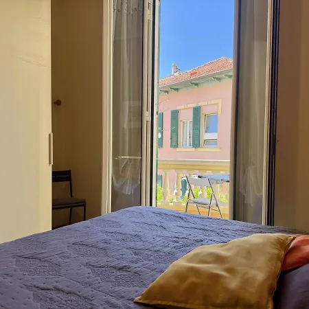 Host4u - Honey's With Balcony And Garden In Center *